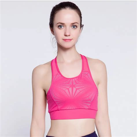 Woman wears THREE sports bras for the gym because of her。